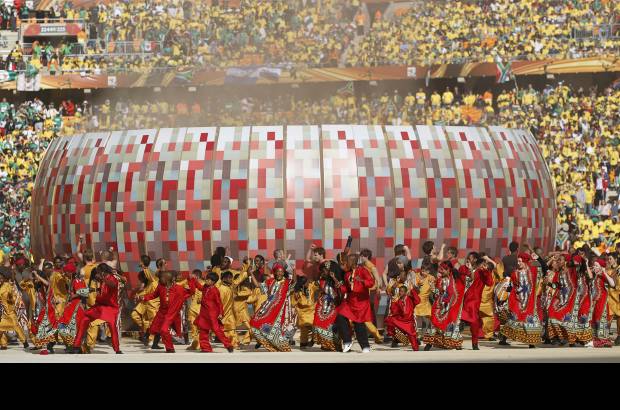 Reuters - Aunque nadie dir&#237;a que toda gran historia requiere de un buen pr&#243;logo, no hay duda de que ayuda, y eso fue lo que trat&#243; de ofrecer este viernes la organizaci&#243;n al borde mismo del pitazo inicial del Mundial, con un espect&#225;culo colorista y multitudinario en el Soccer City.