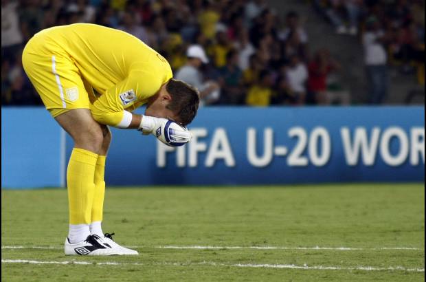 Colprensa - Con un limitado Michael Ago, en punta, pobre fue el ataque de Inglaterra. Un remate de Matthew Phillips fue de lo poco rescatable. Tambi&#233;n tuvo un corto momento de esplendor Callum Mcmanama con su din&#225;mica y Adam Smith con su salida por derecha.