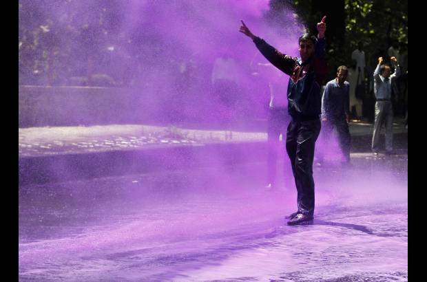 Reuters - Un empleado del gobierno se ve afectado por el agua te&#241;ida de un ca&#241;&#243;n de agua utilizado por la polic&#237;a india para dispersar a los manifestantes durante una protesta en Srinagar.
