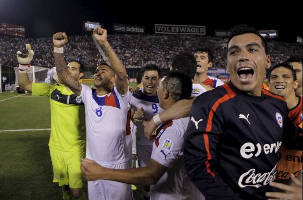 AP - Chile se afianz&#243; el viernes en el cuarto lugar de las eliminatorias suramericanas con un triunfo 2-1 sobre Paraguay.