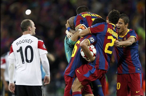 Reuters - Todo cambió a partir del cuarto de hora. Iniesta y Xavi empezaron a controlar el ritmo y Messi se hizo omnipresente en esa posición de falso delantero que Guardiola inventó para el argentino.