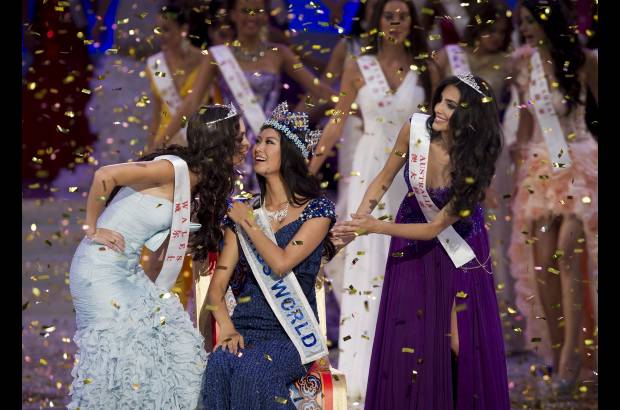 Foto AP - La joven china Wen Xiayu fue coronada como la Miss Mundo 2012 y la venezolana Ivian Sarcos, Miss Mundo del a&#241;o pasado, entreg&#243; la corona a su sucesora en la final del certamen de belleza.