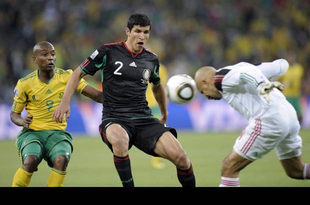 AP - Miles de mexicanos se reunieron en el corazón de su capital con banderas y las caras pintadas con colores patrios para ver en pantallas gigantes el primer partido del Mundial.