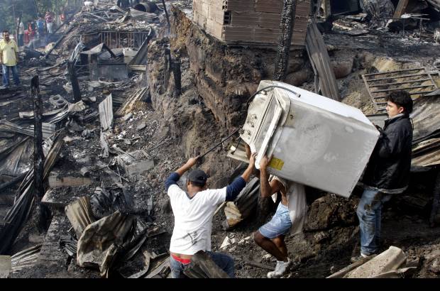 Jaime P&#233;rez - Pocos enseres pudieron rescatarse tras el incendio, que s&#243;lo dej&#243; cenizas.