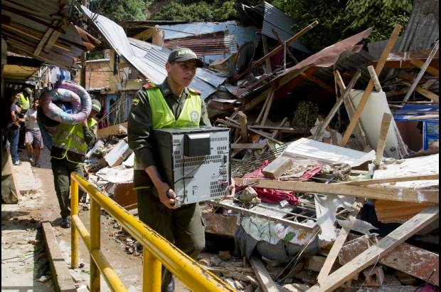 Esteban Vanegas - Cuatro casas resultaron destruidas en la ma&#241;ana de este jueves, al caer un alud en el barrio Blanquizal, de la comuna 13, que ocasion&#243; heridas eleves a cinco personas.