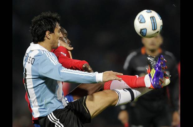 Reuters - Los &quot;ticos&quot;, ninguno de los cuales tiene roce internacional, se vieron desbordados por la categor&#237;a de rivales que brillan en los mejores clubes de Europa y que finalmente jugaron como un equipo.