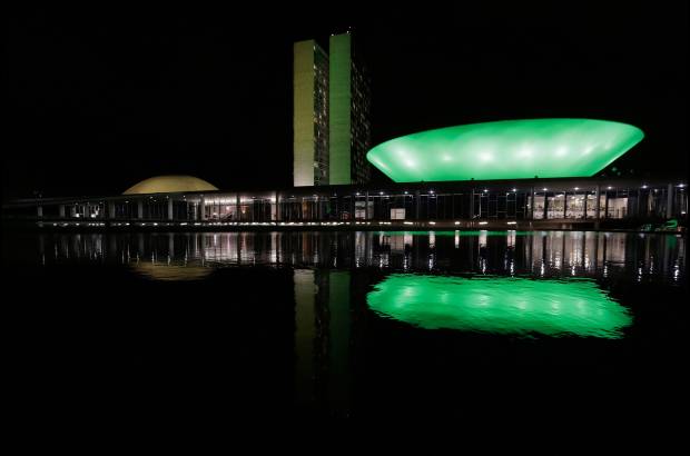 AP - El edificio del Congreso Nacional de Brasil está decorado con luces verdes y amarillas, los colores de la selección naciona, en honor a la Copa Mundial de la Fifa, que se inaugura este 12 de junio con el partido Brasil-Croacia en Sao Paulo.