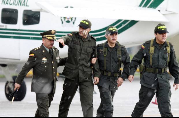 Ra&#250;l Palacios-Colprensa - En medio de la lluvia y los aplausos de los periodistas congregados, Erazo baj&#243; del aparato vestido con un traje de la polic&#237;a y con heridas en su mejilla izquierda, que estaba tapadas con una venda.