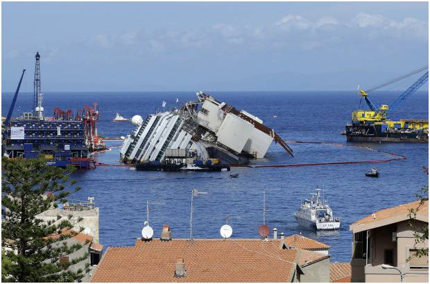 FOTOS AP - Poco m&#225;s de tres horas tard&#243; el barco en separarse de la roca sobre la que hab&#237;a quedado tumbado tras el naufragio, acaecido en la noche del 13 de enero de 2012 y que dej&#243; 30 muertos y 2 desaparecidos, cuyos cuerpos esperan encontrar ahora gracias al enderezamiento.