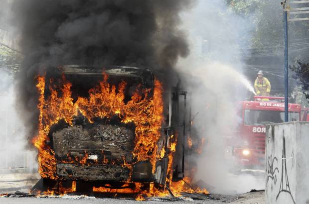 Reuters - Con estas operaciones las autoridades quieren poner fin a una ola de incendios de veh&#237;culos.
