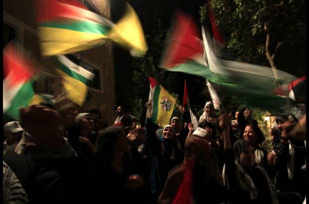 AP - &quot;Comienza la d&#233;cada de Palestina como Estado soberano&quot;, rezaba una pancarta, en una plaza repleta de un p&#250;blico mayoritariamente masculino pero en el que tambi&#233;n abundaban familias, con padres cargando en los hombros a ni&#241;os ataviados con kufiyas (pa&#241;uelo tradicional &#225;rabe) y portando peque&#241;as banderas.