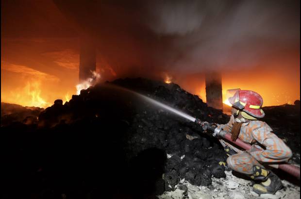AP - Quince veh&#237;culos de bomberos lucharon contra las llamas con ayuda de los lugare&#241;os.