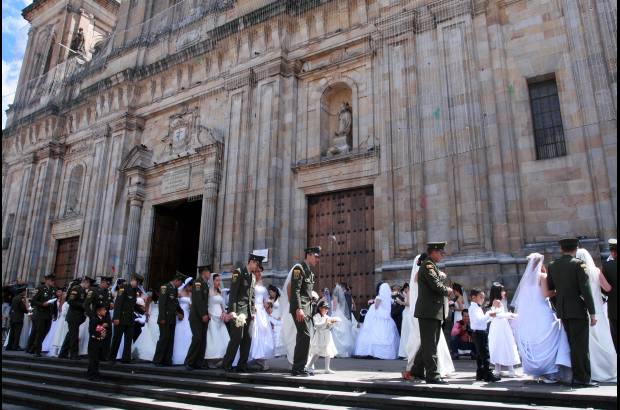 Colprensa-Germ&#225;n Enciso - Adem&#225;s del matrimonio en la catedral, sede escogida por ser la m&#225;s importante y la que puede albergar por su tama&#241;o mayor n&#250;mero de contrayentes, la Polic&#237;a Nacional tambi&#233;n ofrece a las parejas despu&#233;s de la ceremonia religiosa una comida en un club policial y un regalo.