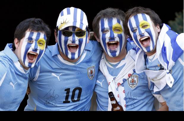 Reuters - El triunfo fue motivo de festejo para los aficionados de Uruguay, campe&#243;n del m&#225;ximo evento del f&#250;tbol en 1930 y 1950, que desde hace d&#233;cadas ans&#237;an revivir el prestigio que tuvo el equipo tiempo atr&#225;s.