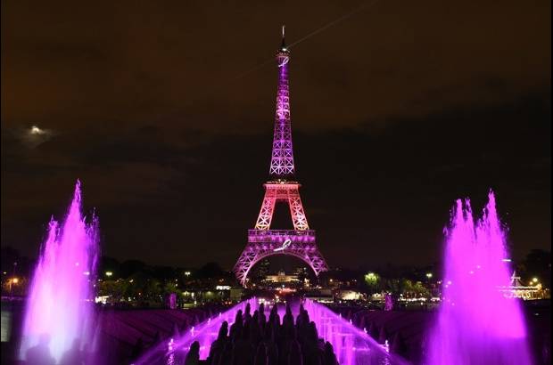 AFP - La Torre Eiffel tambi&#233;n se ilumin&#243; de rosa, en honor al Mes Nacional de Concientizaci&#243;n sobre el C&#225;ncer de Mama.
