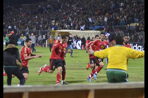 Reuters - &quot;Dentro del estadio los ultras del Al Masri comenzaron a lanzar bengalas contra sus oponentes y desde el exterior piedras&quot;, se&#241;alaron testigos.
