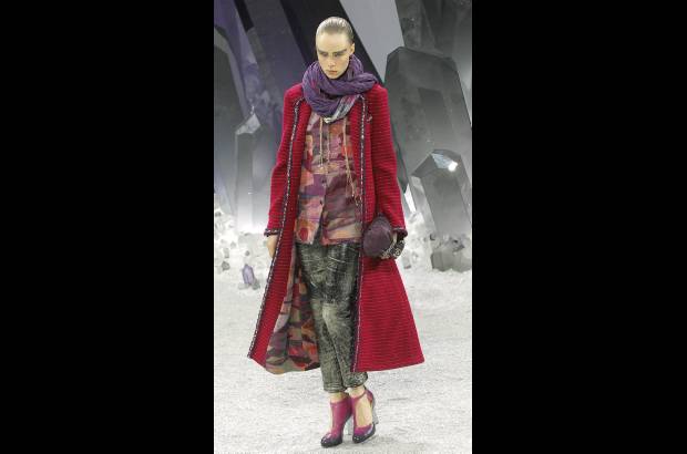 AP - Aunque sobre la pasarela de Karl Lagerfeld para el pr&#243;ximo Pr&#234;t-&#224;-Porter invernal de Chanel hubo color en abundancia -del fucsia al verde o el azul-, en estos conjuntos de falda-pantal&#243;n rein&#243; el negro en todo su esplendor.