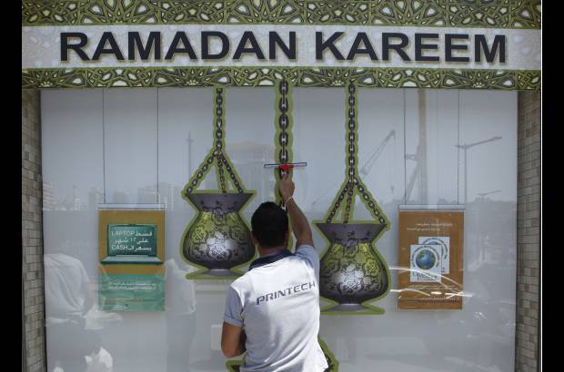 AP - Los gobiernos de Jordania, el Líbano y los territorios palestinos redujeron la jornada laboral de los funcionarios públicos de 8 a 6 horas. Algunos obreros de la construcción en el Líbano llegaron a acuerdos con sus patronos para trabajar unas cuantas horas después de anochecer, en lugar de hacerlo durante el día.