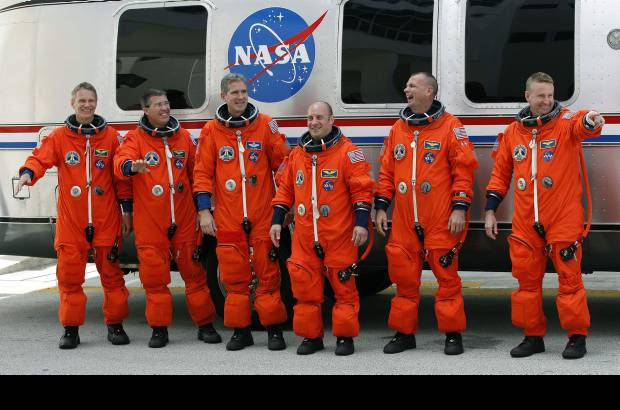AP - Con seis experimentados astronautas partió el Atlantis.