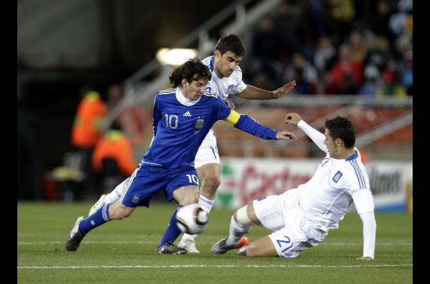 AP - Lionel Messi, quien salió como capitán y tuvo algunos destellos aunque sigue sin marcar goles, fue uno de los cuatro titulares que jugó de entrada.