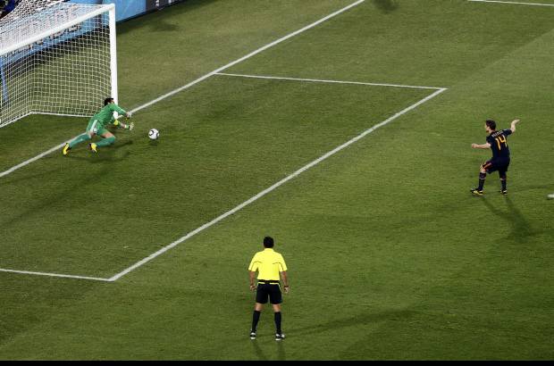 AP - La acci&#243;n del penalti de Xabi Alonso y que fue detenido por el portero Justo Villar.