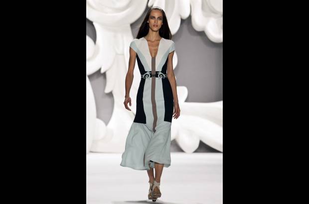 Reuters - La mujer que vamos a ver en la pr&#243;xima primavera verano es muy coqueta, muy femenina, a la que le gusta tener unos vestidos muy suaves, ligeros y nada pesados, afirm&#243; la dise&#241;adora, que apost&#243; por nuevos dise&#241;os muy fluidos con toques rom&#225;nticos.