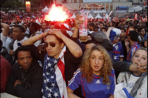 Reuters - En París, los hinchas franceses siguieron minuto a minuto la derrota de su equipo.