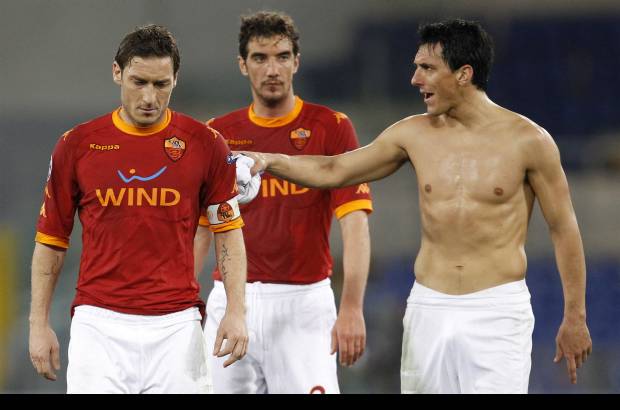 Reuters - Totti y sus compa&#241;eros se lamentan por la derrota en casa.