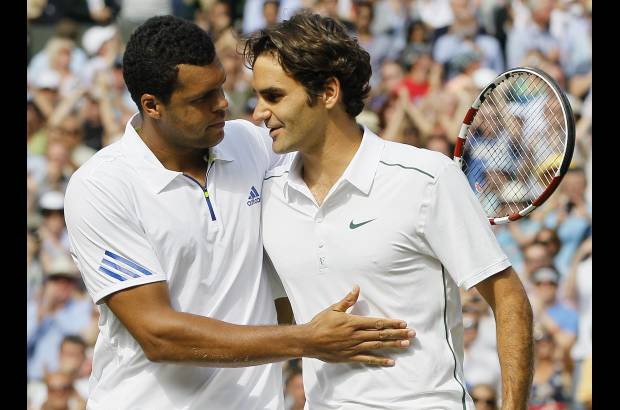 AP - La sorprendente despedida de Roger Federer, que por segundo a&#241;o consecutivo fue eliminado en cuartos de final, fue el &#250;nico imprevisto en el gui&#243;n de la novena jornada del torneo de Wimbledon, en la que no fallaron Rafael Nadal, Novak Djokovic y Andy Murray.
