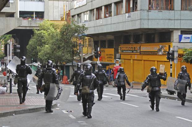 Esteban Vanegas - Pasadas las cuatro de la tarde de este martes se registraron nuevos disturbios por parte de un grupo de vendedores ambulantes.