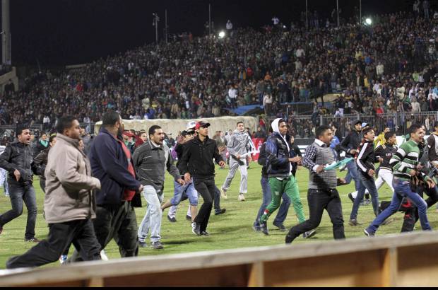 AP - El jefe de la Junta Militar egipcia, Mohamed Husein Tantaui, orden&#243; que dos helic&#243;pteros del ej&#233;rcito se desplazaran a Port Said para evacuar a El Cairo al equipo del Al Ahli y a sus aficionados.