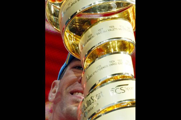 Reuters - Nibali aseguró su primer lugar en la clasificación general al ganar la penúltima etapa en alta montaña.