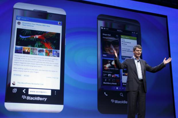 Reuters - La empresa canadiense Research In Motion RIM anunci&#243; este mi&#233;rcoles en Nueva York que decidi&#243; cambiar su nombre a BlackBerry y present&#243; los dos nuevos tel&#233;fonos, el Z10 y el Q10.