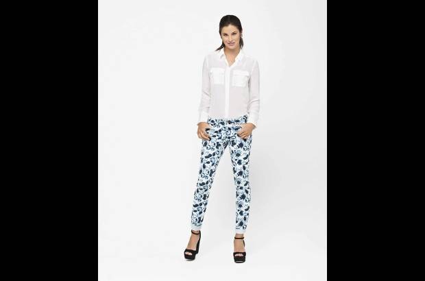 - Las flores son aliadas de los pantalones estampados, que son tendencia hoy.