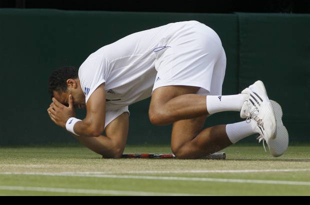 AP - Federer hab&#237;a dominado a su rival hasta la mitad del partido, ten&#237;a dos sets anotados y el tercero corr&#237;a bastante igualado cuando, de pronto, el franc&#233;s Jo-Wilfried Tsonga encontr&#243; la forma de romper el saque del suizo en el quinto juego y revolucion&#243; la pista Central.