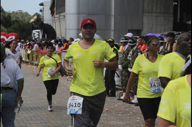 Esteban Jaramillo y Sebastián Salazar - Más de 10 mil competidores se dieron cita en esta histórica cita deportiva que se corría en las modalidades de 5, 10, 21 y 42 kilómetros.