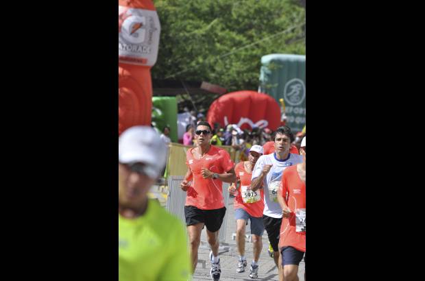 Esteban Jaramillo y Sebasti&#225;n Salazar - M&#225;s de 10 mil competidores se dieron cita en esta hist&#243;rica cita deportiva que se corr&#237;a en las modalidades de 5, 10, 21 y 42 kil&#243;metros.
