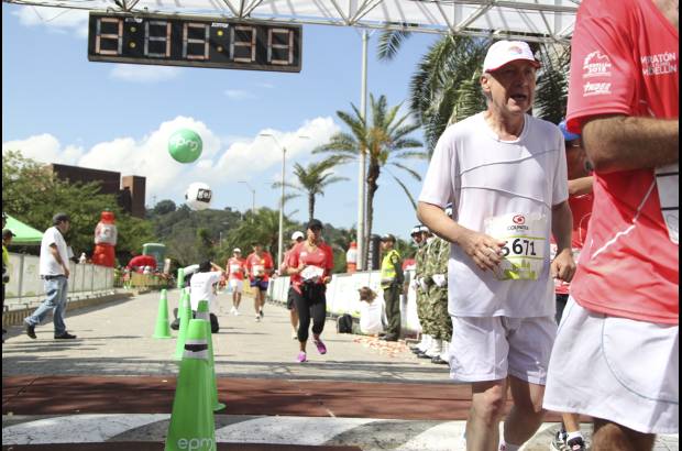 Esteban Jaramillo y Sebasti&#225;n Salazar - M&#225;s de 10 mil competidores se dieron cita en esta hist&#243;rica cita deportiva que se corr&#237;a en las modalidades de 5, 10, 21 y 42 kil&#243;metros.