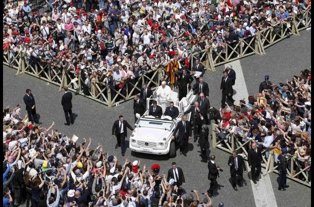 Reuters - Colombianos residentes en Roma y quienes viajaron a la ceremonia estuvieron presentes en la Plaza de San Pedro.