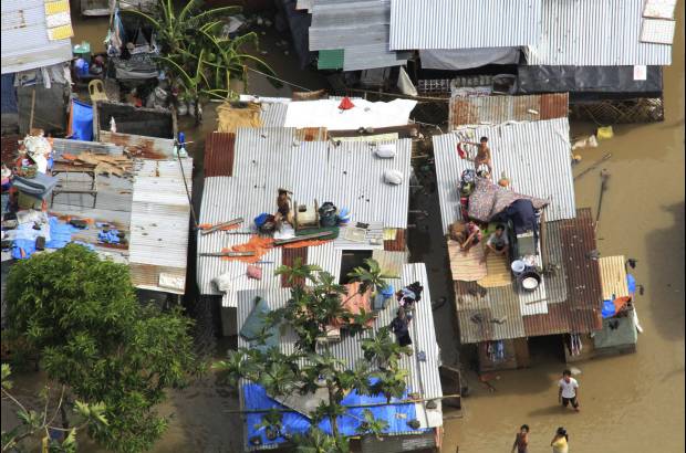 AP - Los equipos de salvamento han desplegado decenas de barcas neumáticas para rescatar a los residentes que llevan refugiados desde este jueves en los tejados de sus casas a la espera de que bajen las inundaciones, que han anegado por completo algunas localidades y han convertido los campos de arroz cercanos en un inmenso lago.
