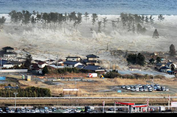 AP - La policía ha encontrado entre 200 y 300 cadáveres en la ciudad costera de Sendai. Está confirmada la muerte de otras 88 personas y 349 están desaparecidas. La cifra de víctimas con seguridad se incrementará debido a la magnitud del desastre.