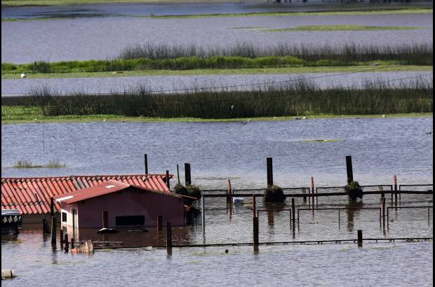 Christian Castillo, Colprensa - Debido a las intensas lluvias de la temporada, se mantiene la alerta roja a lo largo de toda la ribera del r&#237;o Bogot&#225; a su paso por toda Cundinamarca.