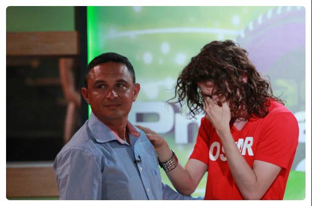 Cortes&#237;a Canal RCN - Antes de conocerse el resultado de las votaciones, &#211;scar recibi&#243; la visita de su padre biol&#243;gico, una emotiva sorpresa para el joven de Chin&#250;.