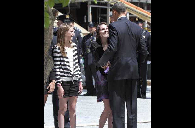 AP - Payton Hall (derecha), una niña de catorce años que perdió a su padre, fue la que invitó el pasado lunes al presidente a la Zona Cero.