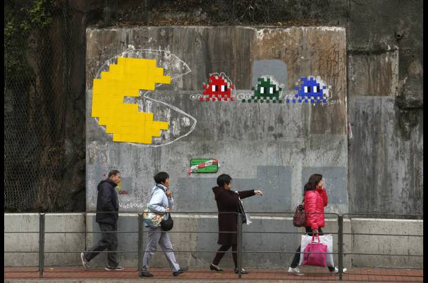 Reuters - Copia de una obra de arte callejera en Hong Kong, la pieza original fue eliminada por el gobierno por razones de seguridad, seg&#250;n medios locales.