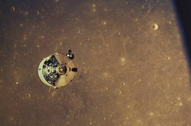 AP - NASA - 20 de julio de 1969. Una vista del módulo de comando de Apolo con el astronauta Michael Collins a bordo, como se ve desde el módulo lunar. Los astronautas Neil Armstrong y Edwin Aldrin se preparaban para ir a la superficie lunar.