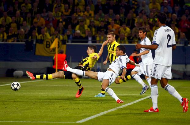 AP - Diego López nada pudo hacer cuando el polaco Robert Lewandowski definió desde corta distancia a centro de Mario Götze.