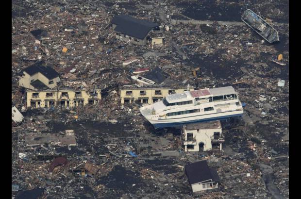AP - La magnitud de 9.0 grados lo convirtió en el cuarto terremoto más grande en la historia. Las olas del maremoto alcanzaron en algún momento los 40 metros de altura.