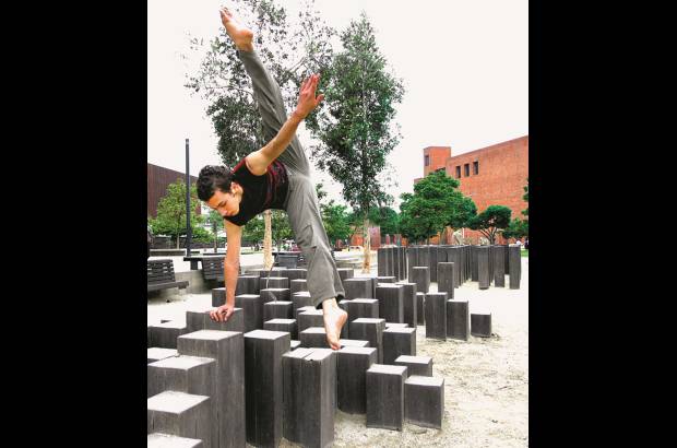 FOTO EL COLOMBIANO - El Parque de los Pies Descalzos es un lugar para el encuentro ciudadano, el sano esparcimiento y la comuni&#243;n con la naturaleza. Fue inaugurado el 7 de diciembre de 1998 y forma parte de los programas de recuperaci&#243;n arquitect&#243;nica y urban&#237;stica desarrollados por las Empresas P&#250;blicas de Medell&#237;n.