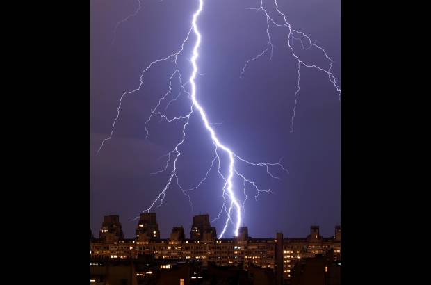 Reuters - La ciudad de Belgrado sufri&#243; esta semana una fuerte tormenta el&#233;ctrica, los rayos cayeron sobre los grandes edificios de la capital de Serbia.